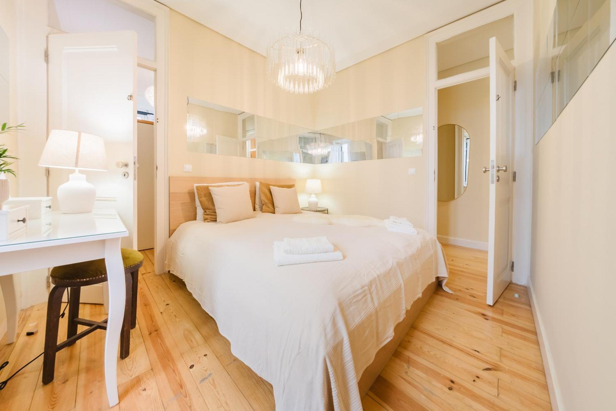 Apartment & Spacious 41 Bed Lisbon