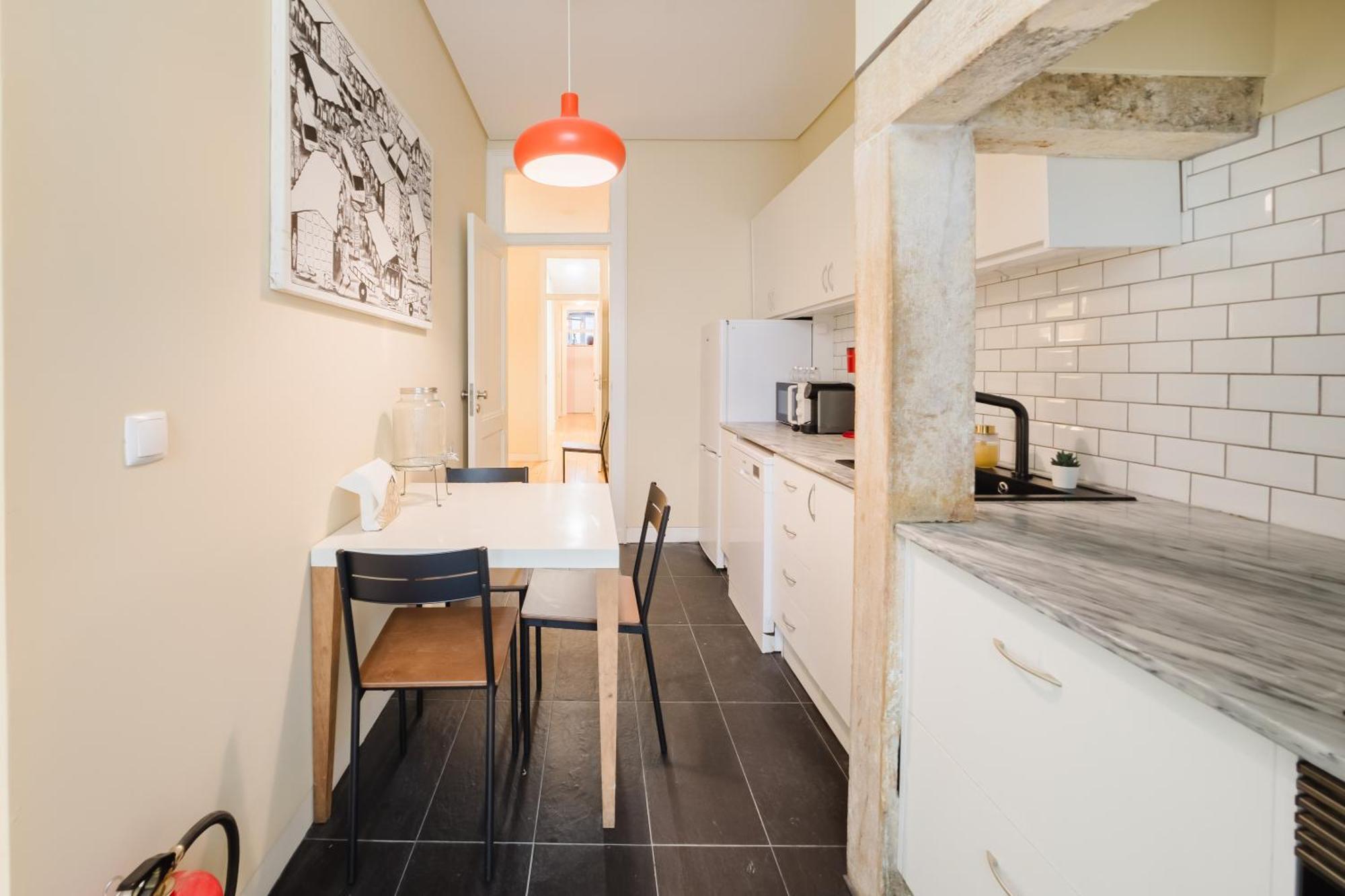 & Spacious 41 Bed Apartment *