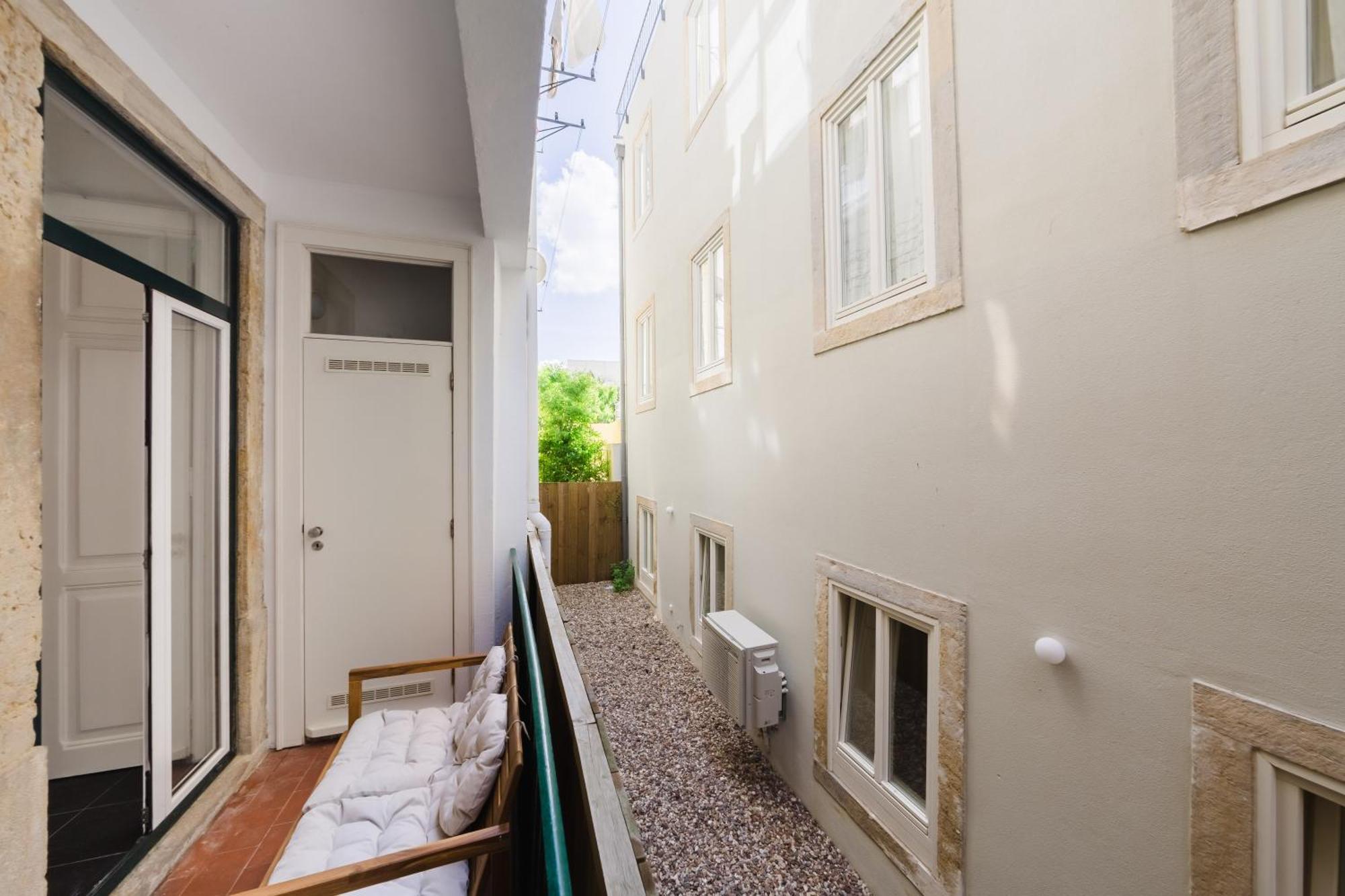 Apartment & Spacious 41 Bed Lisbon