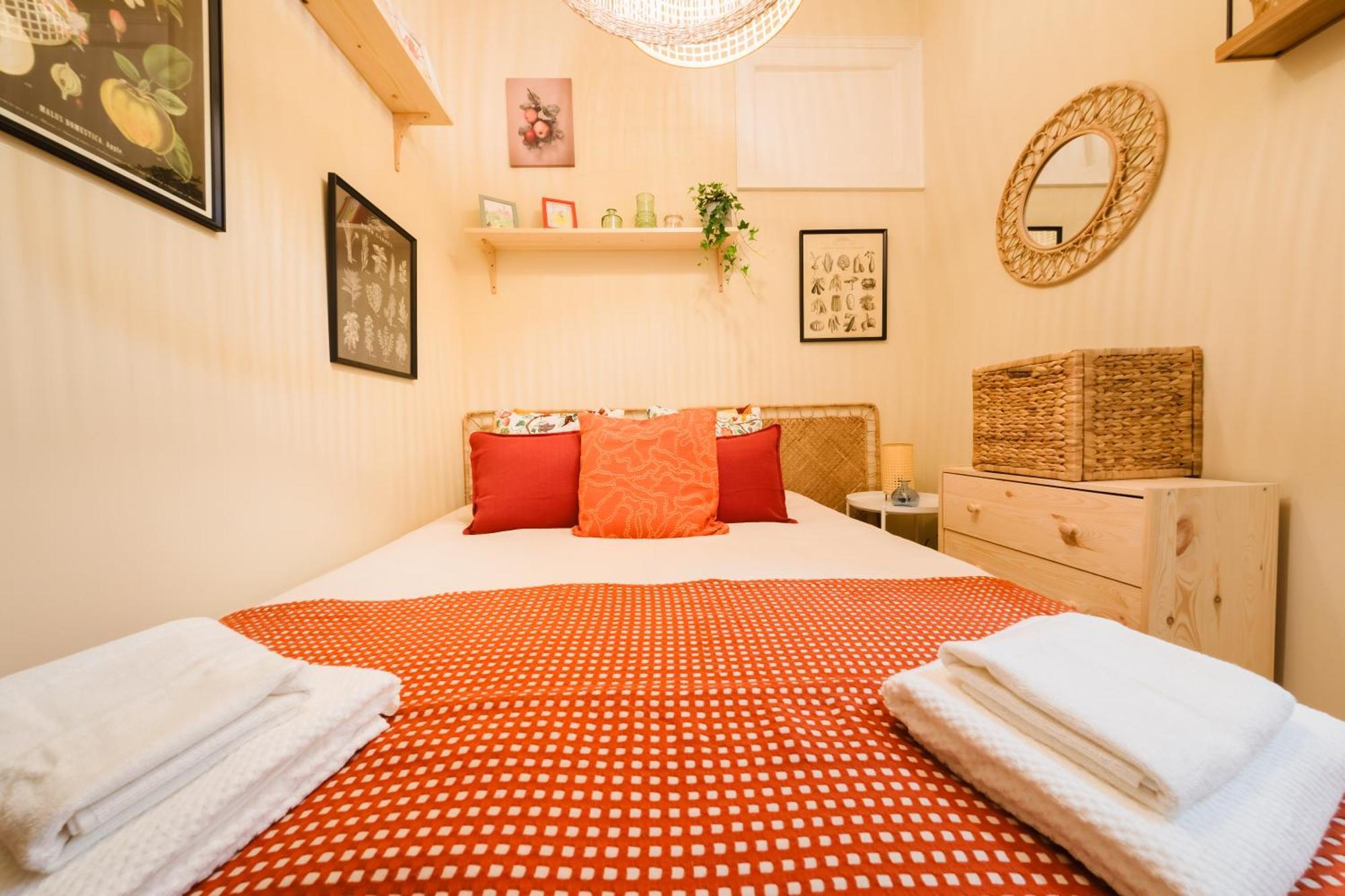 & Spacious 41 Bed Apartment *