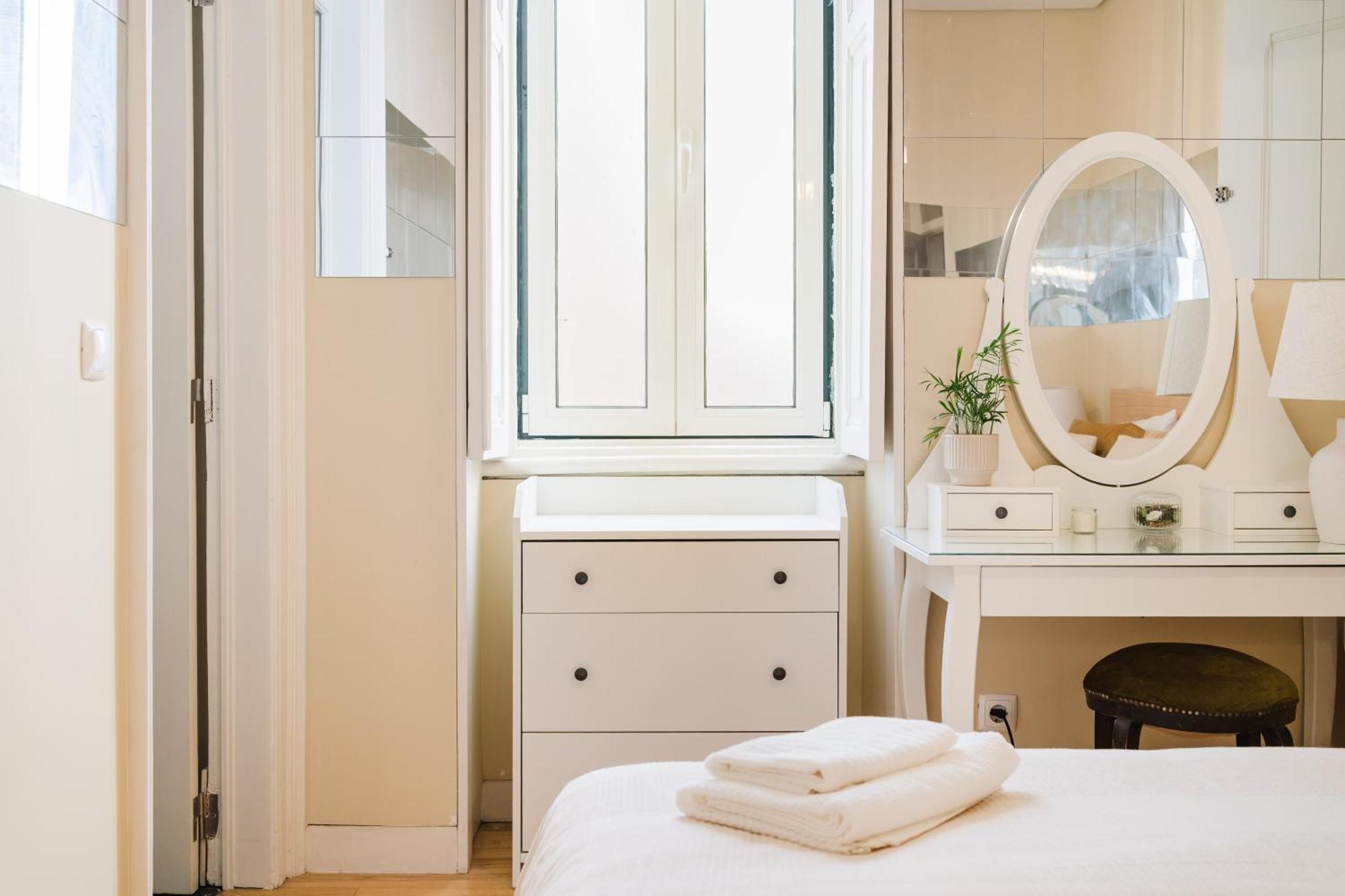 & Spacious 41 Bed Apartment Lisbon